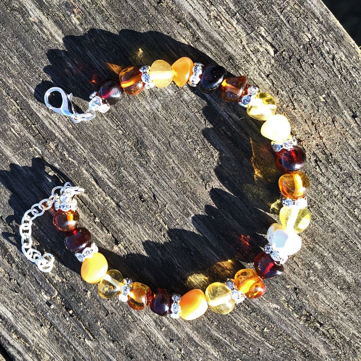 Einzigartiges Armband aus poliertem Bernstein und Strass