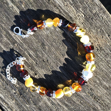 Einzigartiges Armband aus poliertem Bernstein und Strass