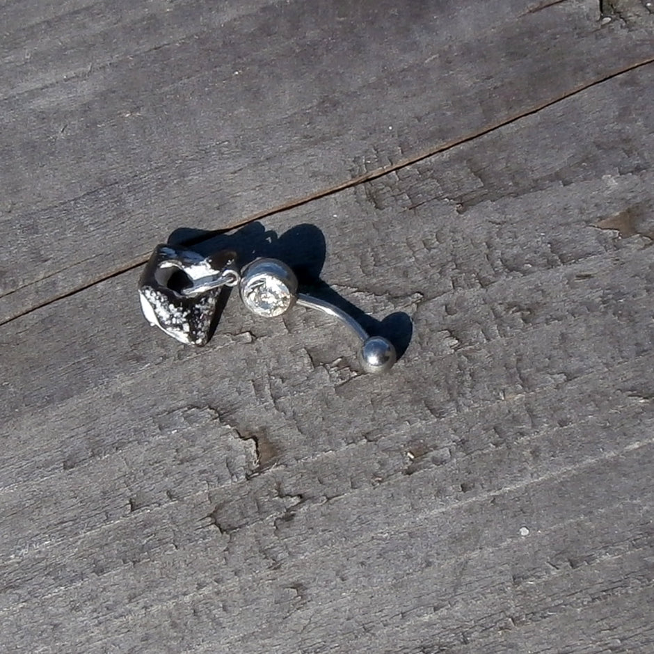 Bauchnabelpiercing aus Edelstahl mit Hühnergott