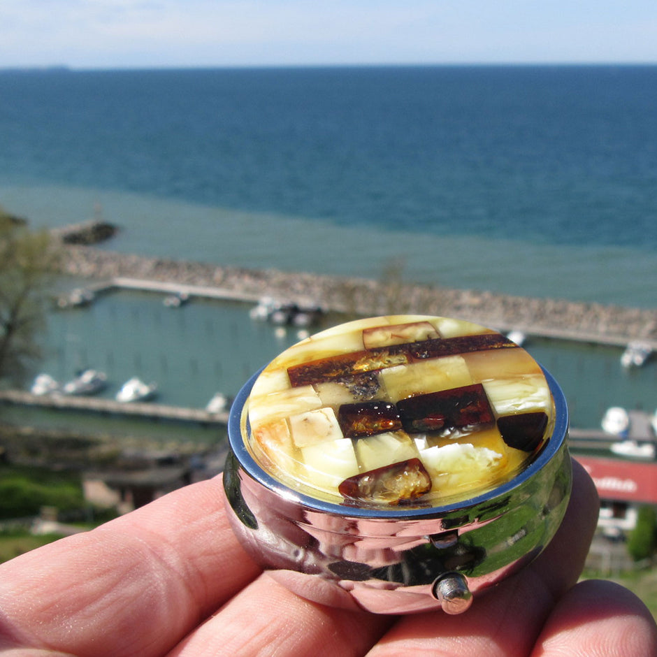 Runde Pillendose aus Edelstahl und Bernsteinintarsien