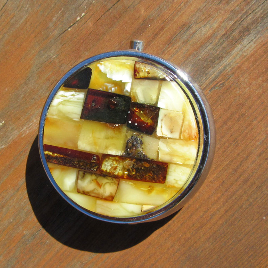 Runde Pillendose aus Edelstahl und Bernsteinintarsien