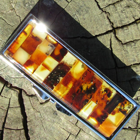 Längliche Pillendose aus Edelstahl mit Bernsteinintarsien