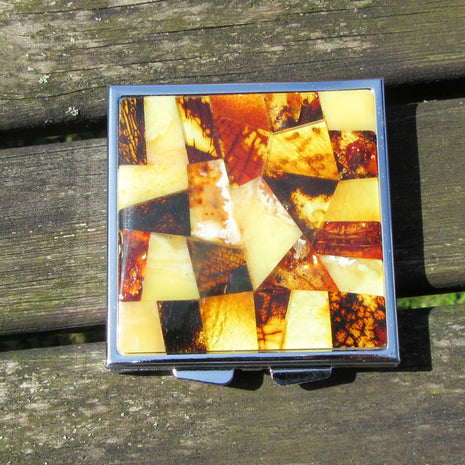 Quadratische Pillendose aus Edelstahl mit Bernsteinintarsien