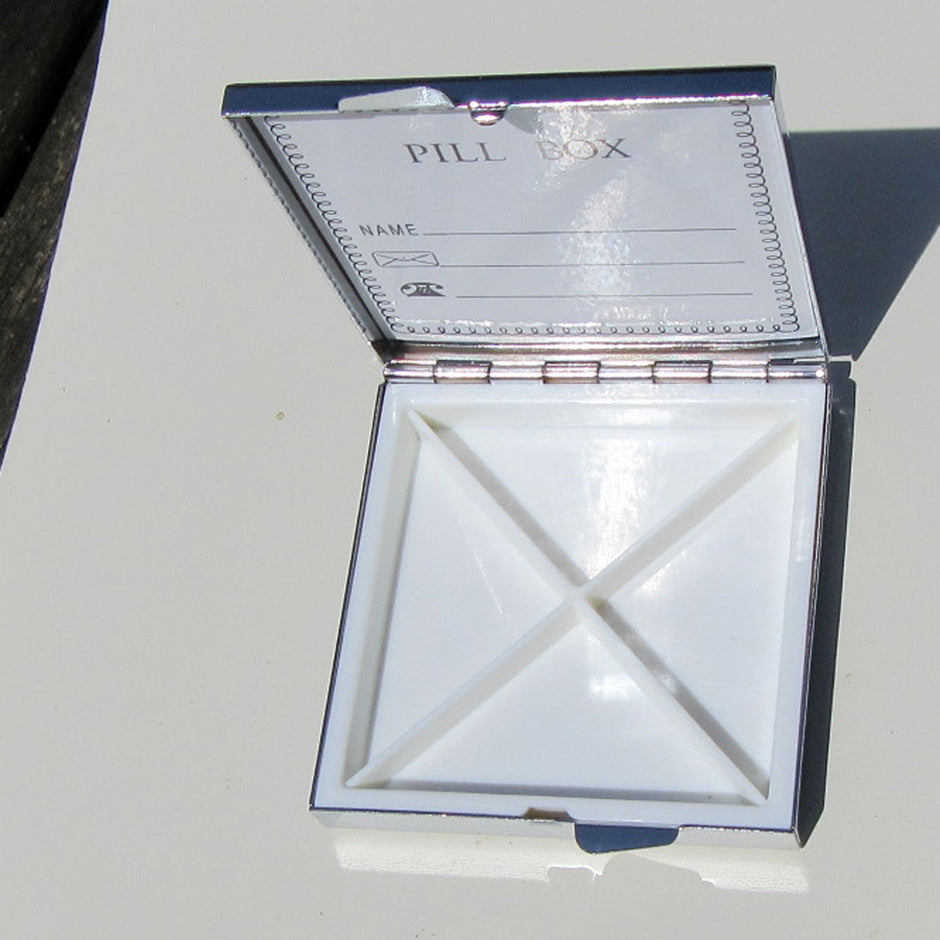 Quadratische Pillendose aus Edelstahl mit Bernsteinintarsien