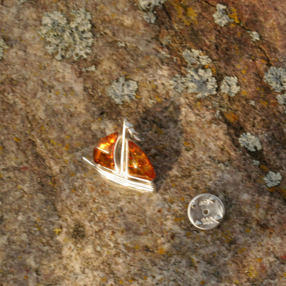 Pin als Segelboot mit kognacfarbenem Bernstein