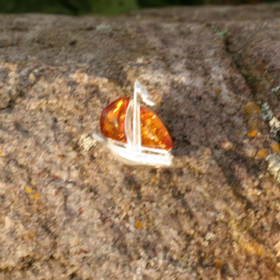 Pin als Segelboot mit kognacfarbenem Bernstein
