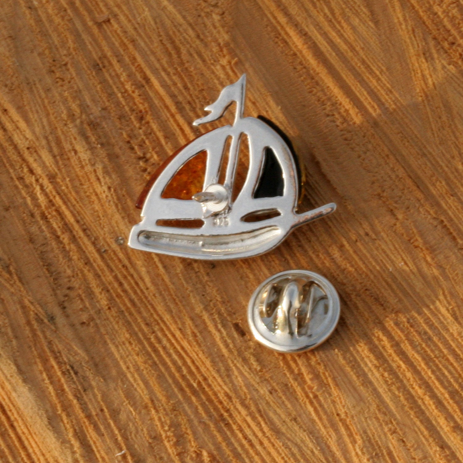Pin als Segelboot mit kognacfarbenem Bernstein