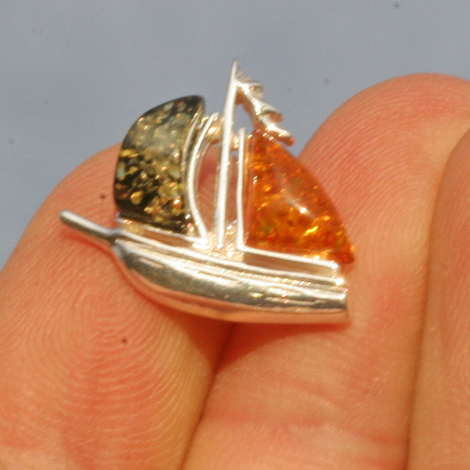 Handgefertigter Pin Segelboot aus Silber und Bernstein