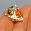 Handgefertigter Pin Segelboot aus Silber und Bernstein
