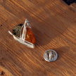 Handgefertigter Pin Segelboot aus Silber und Bernstein