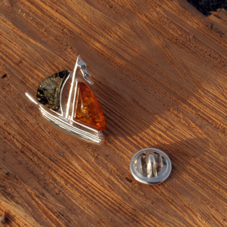 Handgefertigter Pin Segelboot aus Silber und Bernstein