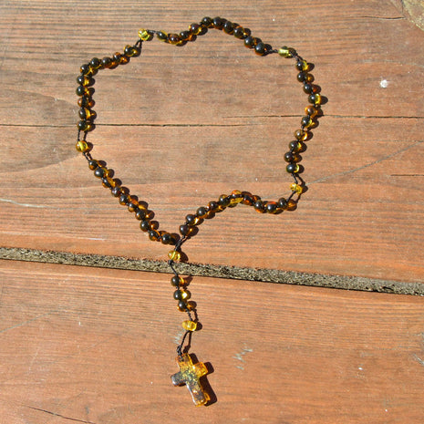 Eleganter Rosenkranz aus hellem Bernstein auf dunklem Band