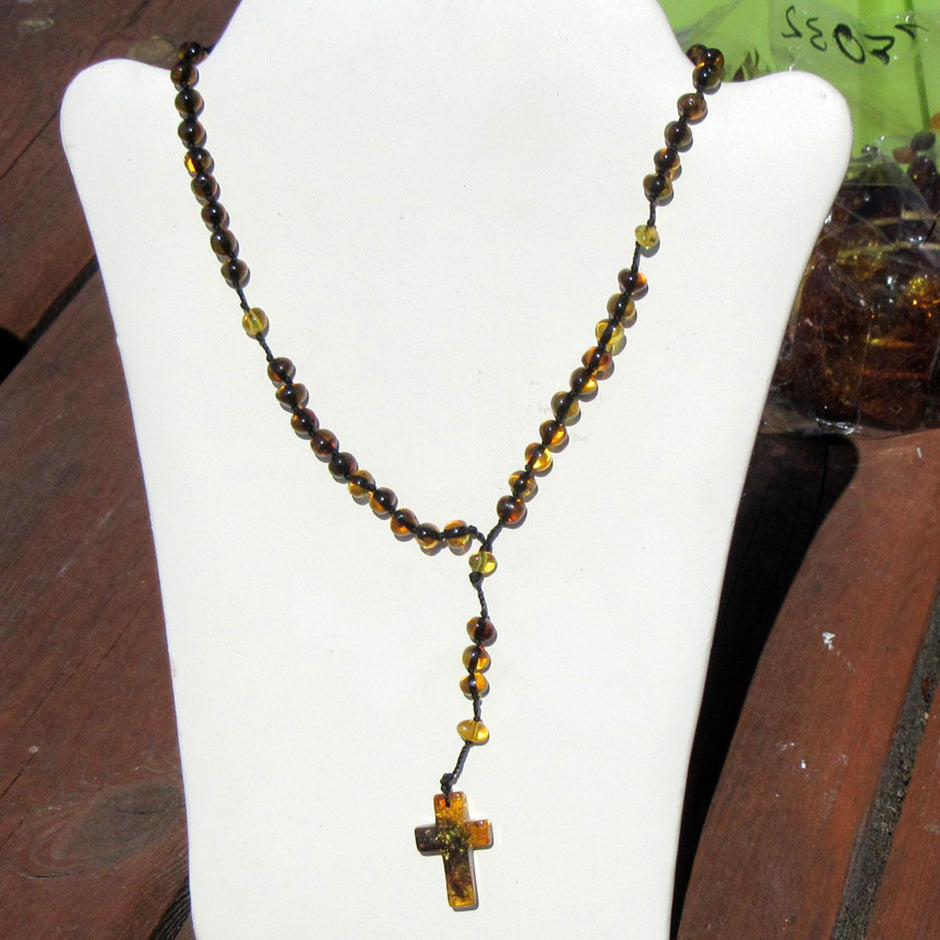 Eleganter Rosenkranz aus hellem Bernstein auf dunklem Band