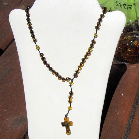 Eleganter Rosenkranz aus hellem Bernstein auf dunklem Band