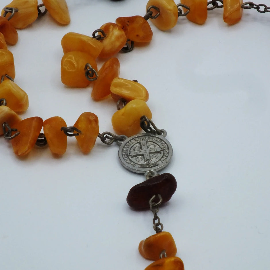 Rosenkranz aus Bernstein-Nuggets – hell und dunkel
