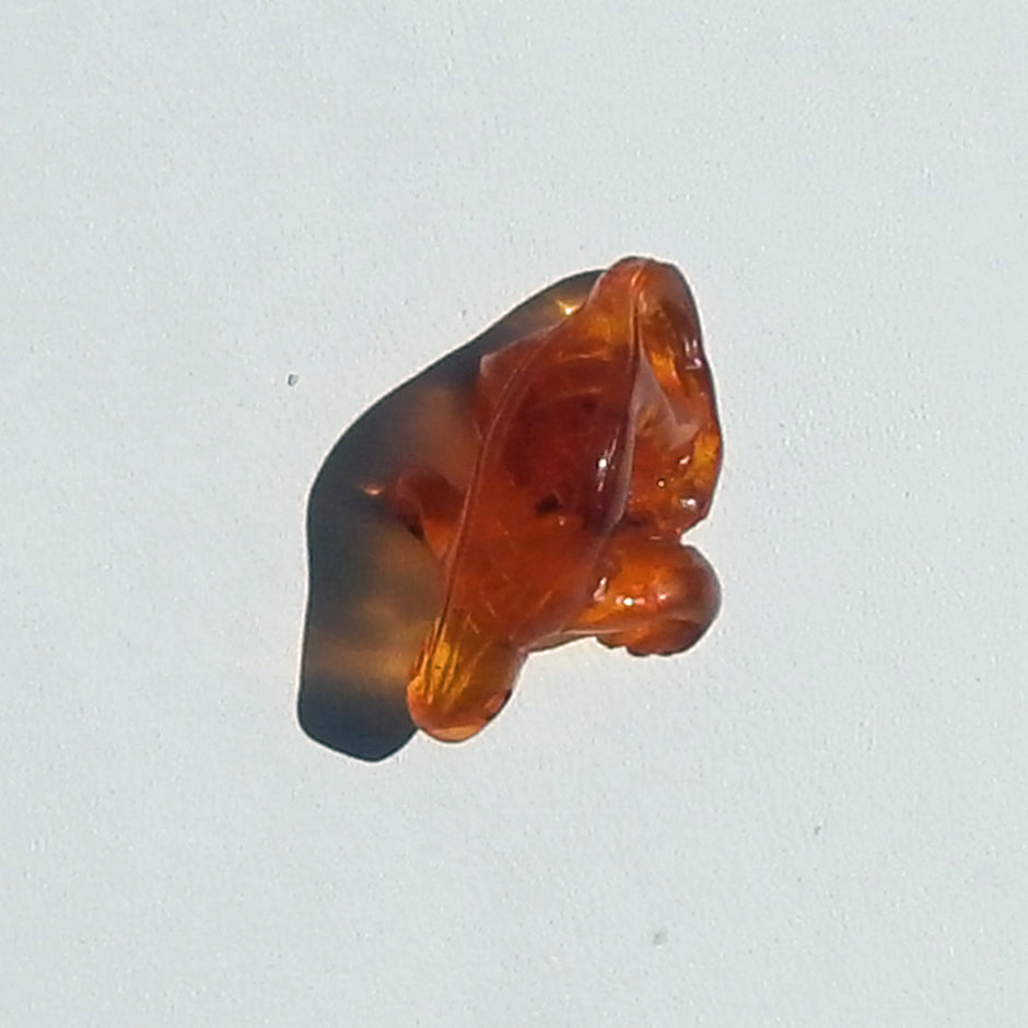 Kognacfarbener Bernstein-Molch, handgefertigtes Unikat