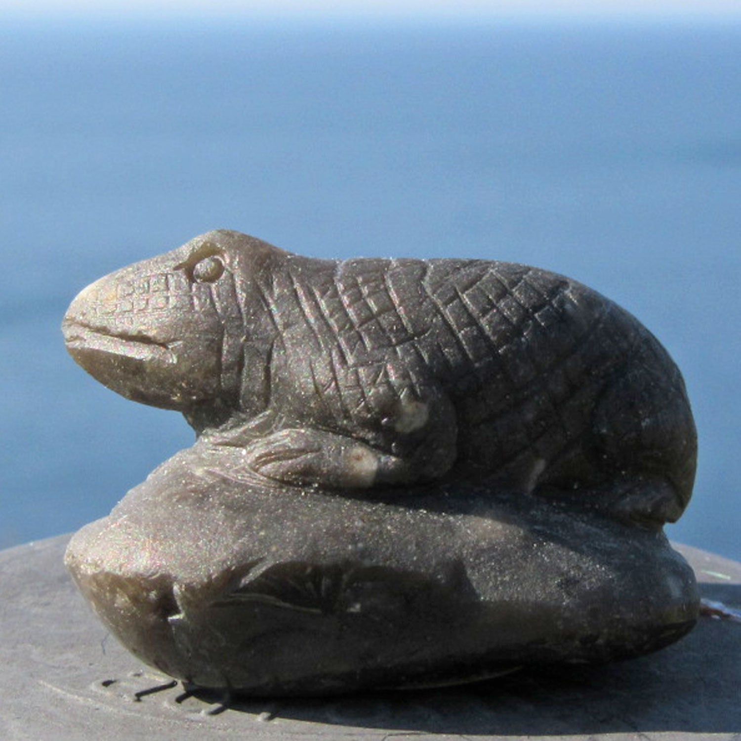 Salamander aus Feuerstein – kunstvoll geschnittene Echse von der Küste