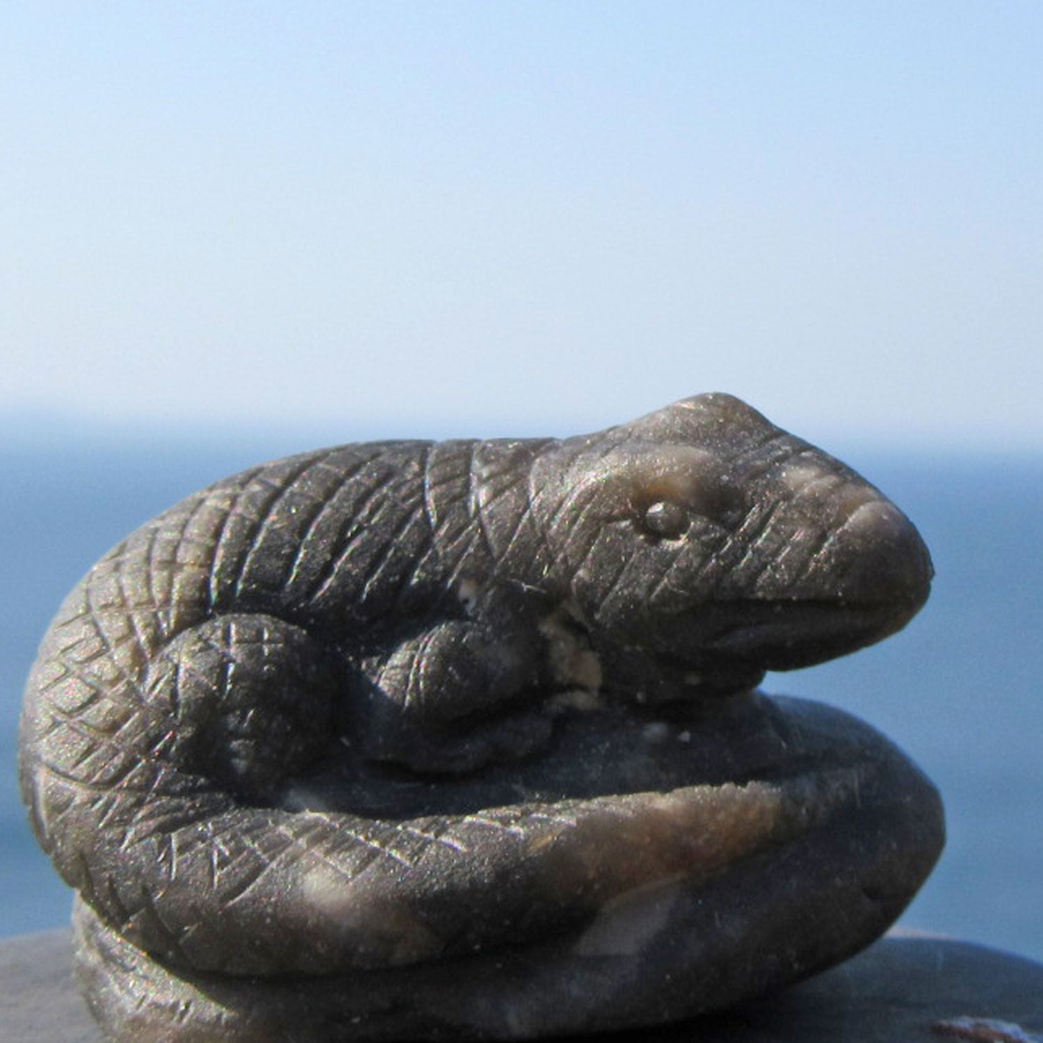 Salamander aus Feuerstein – kunstvoll geschnittene Echse von der Küste