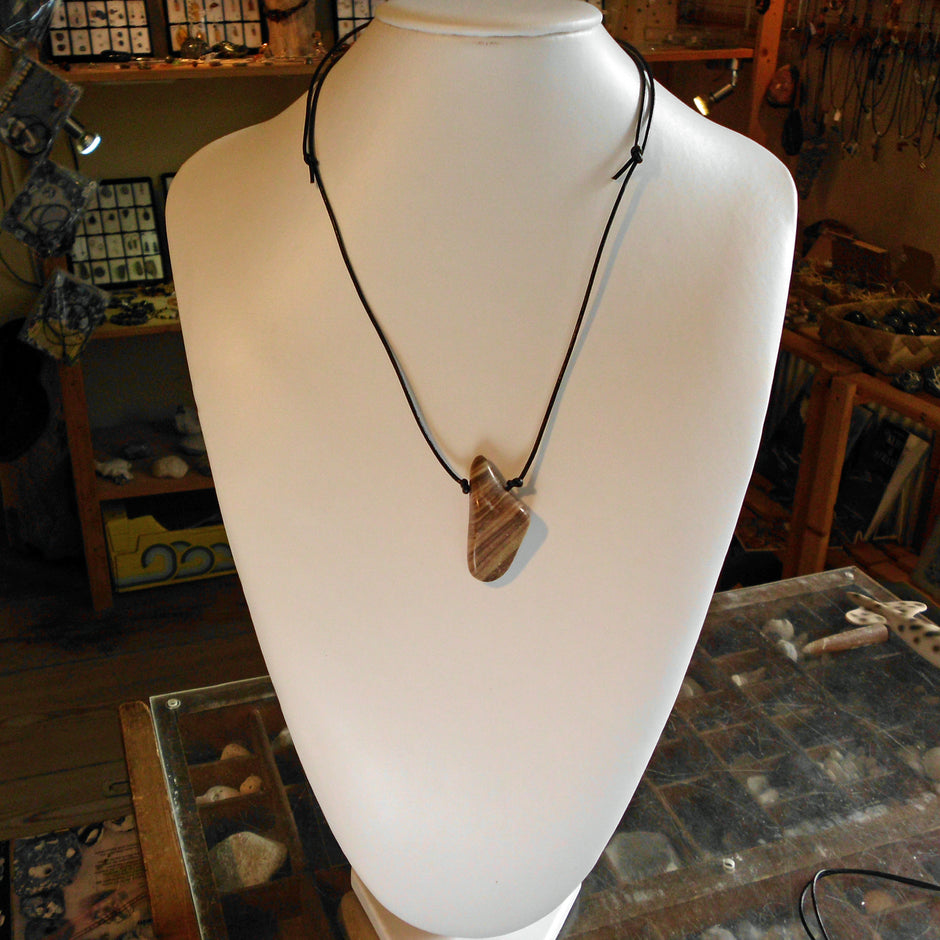 Polierter Sandstein am Lederband – Ein Unikat von Rügen