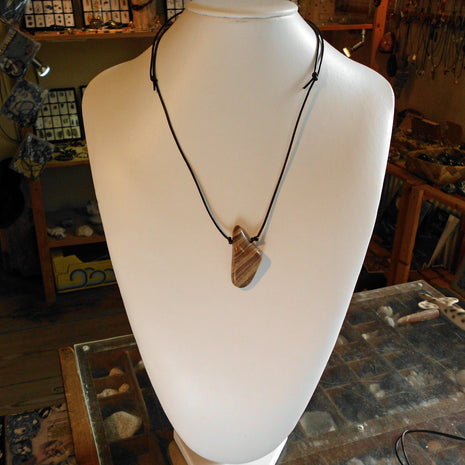 Polierter Sandstein am Lederband – Ein Unikat von Rügen