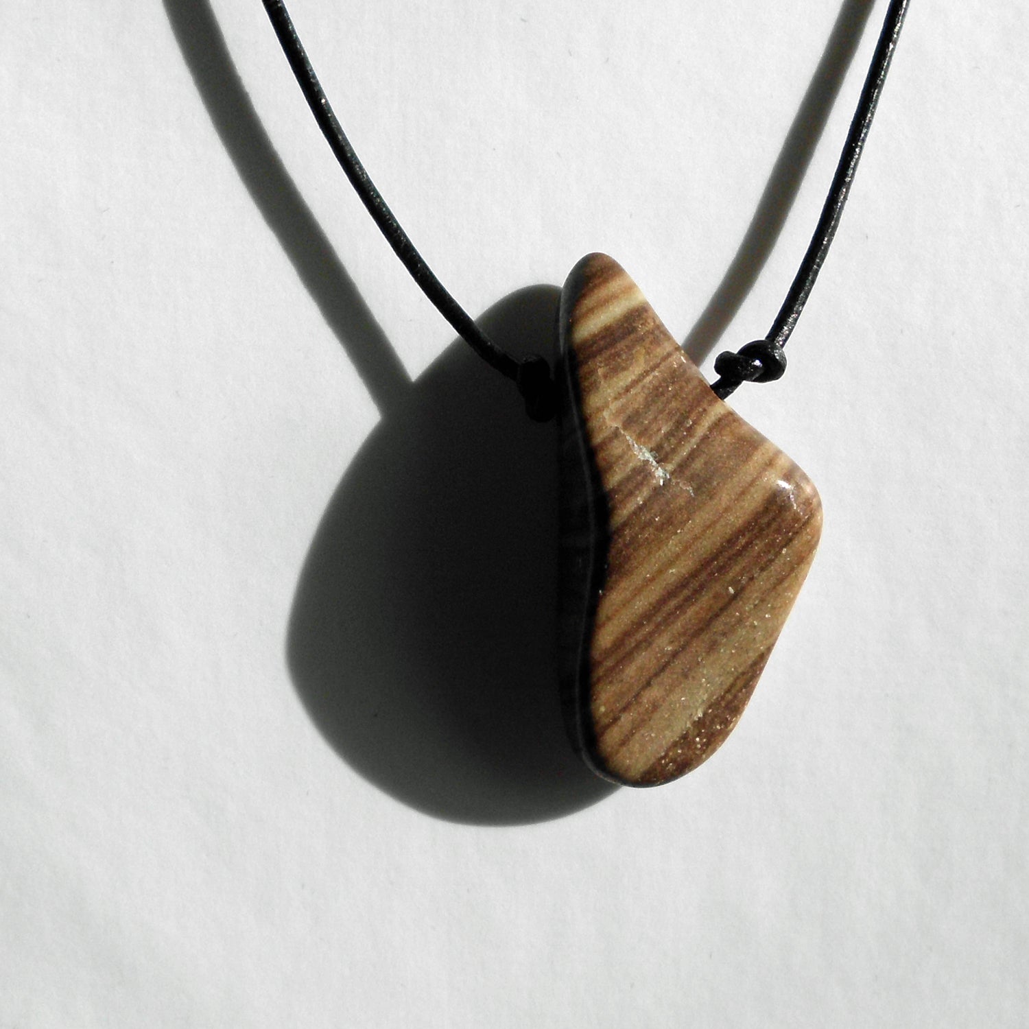 Polierter Sandstein am Lederband – Ein Unikat von Rügen