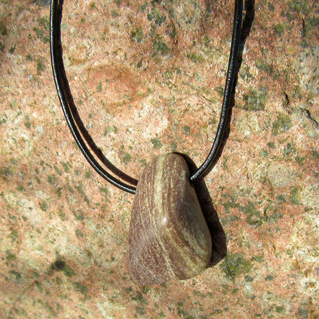 Polierter Sandstein am Lederband mit Schiebeknoten