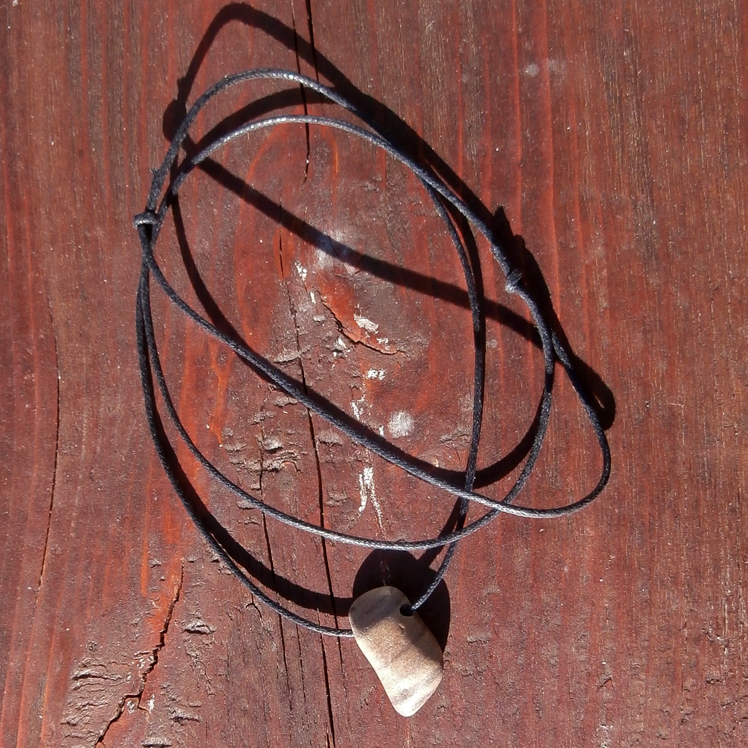 Polierter Sandstein am Lederband, Einzelstück von Rügen