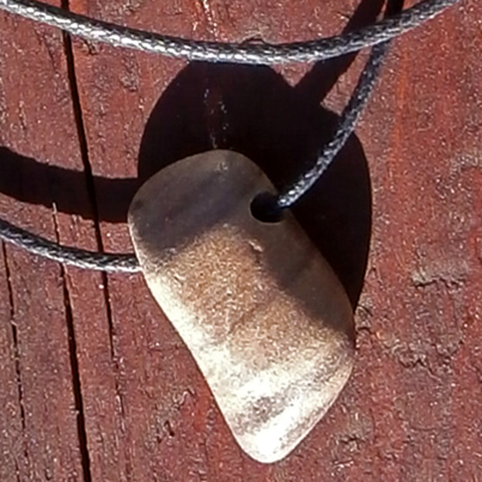 Polierter Sandstein am Lederband, Einzelstück von Rügen