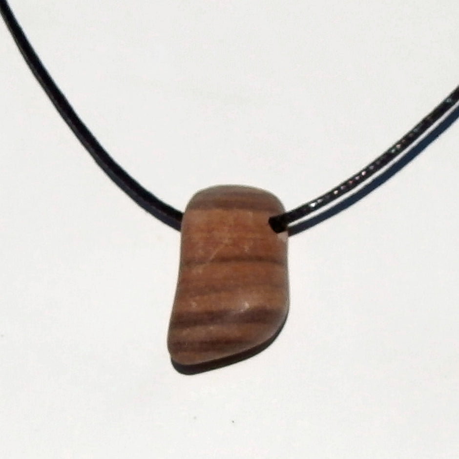 Polierter Sandstein am Lederband, Einzelstück von Rügen