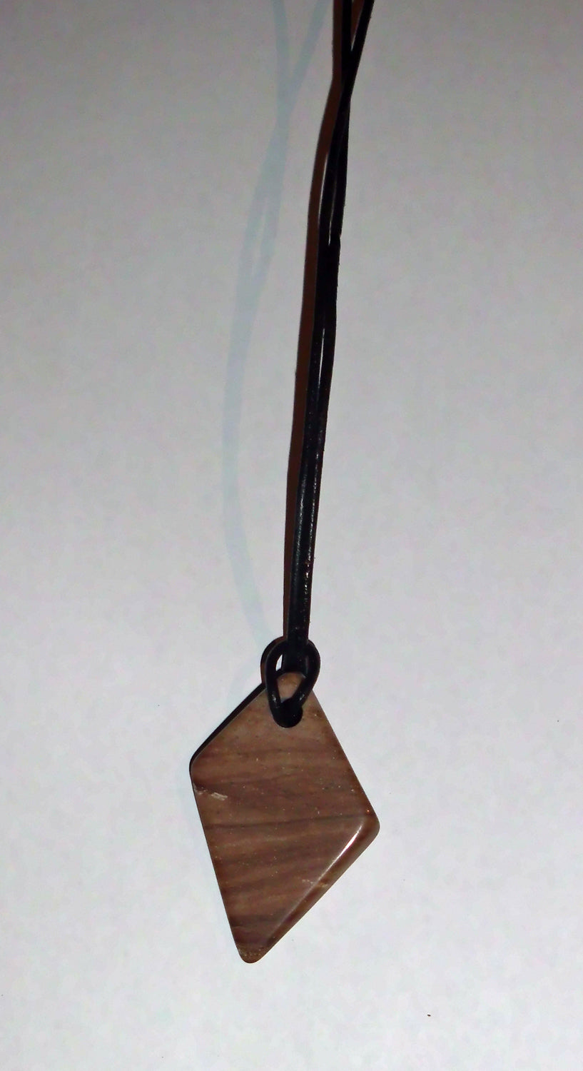 Naturbelassener Sandstein an Lederband, Einzelstück