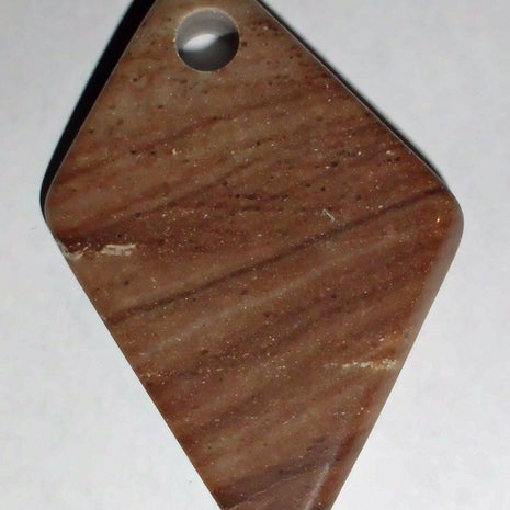 Naturbelassener Sandstein an Lederband, Einzelstück