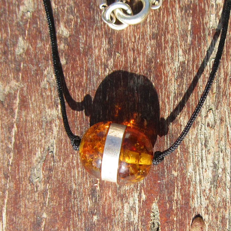 Drahtcollier mit Bernsteinhalbkugeln und Silber