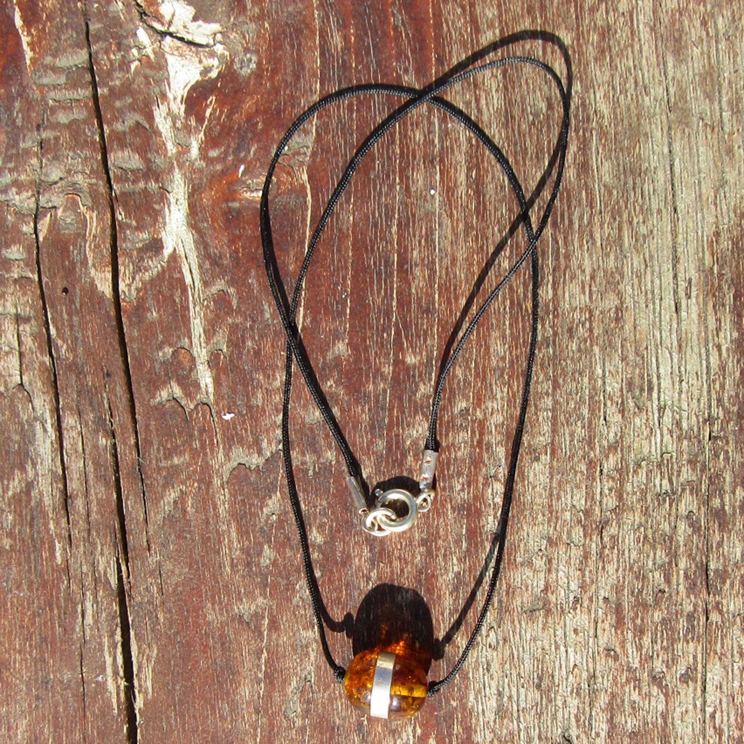 Drahtcollier mit Bernsteinhalbkugeln und Silber