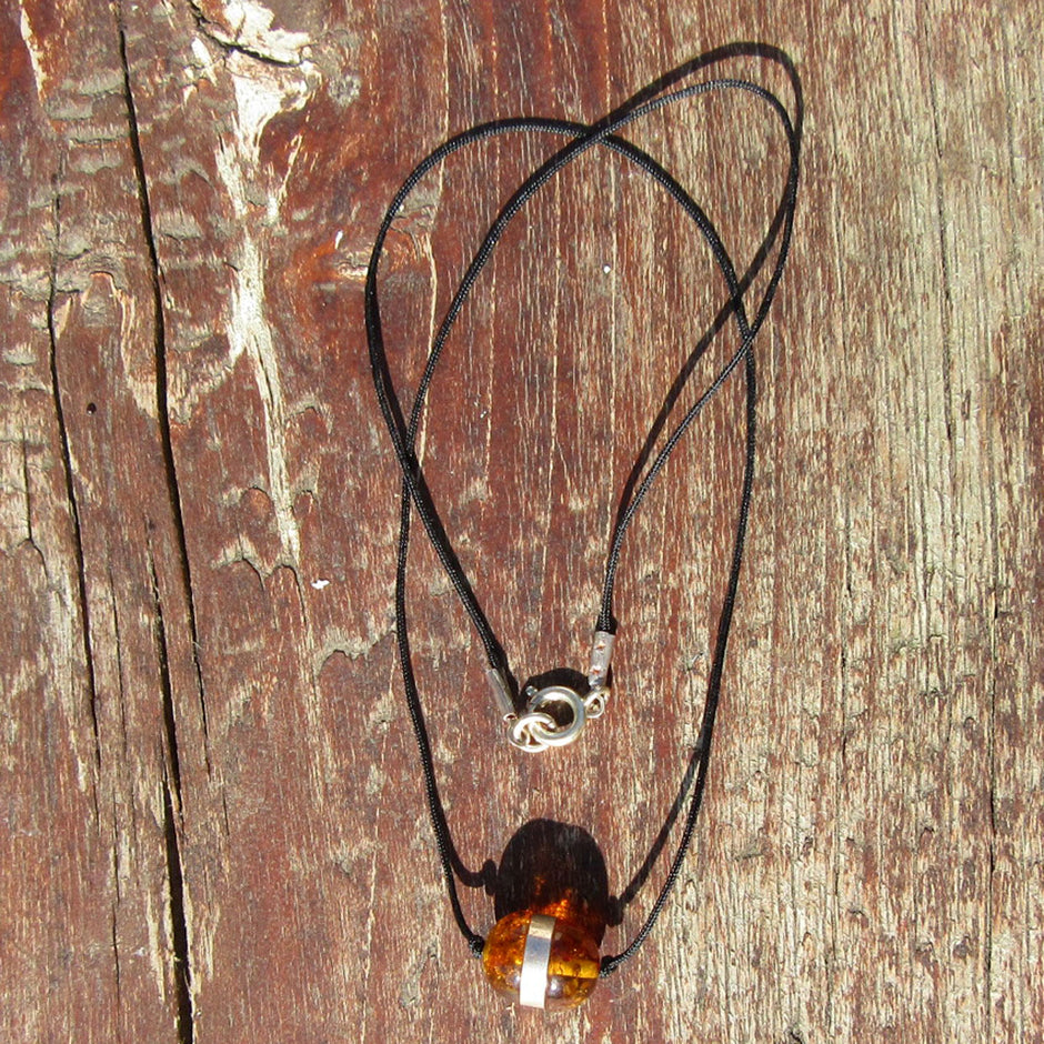 Drahtcollier mit Bernsteinhalbkugeln und Silber