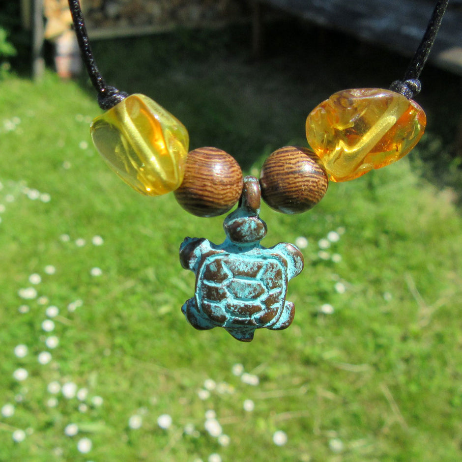 Kleine Schildkröte aus Kupfer mit Bernstein und Baumwollcollier