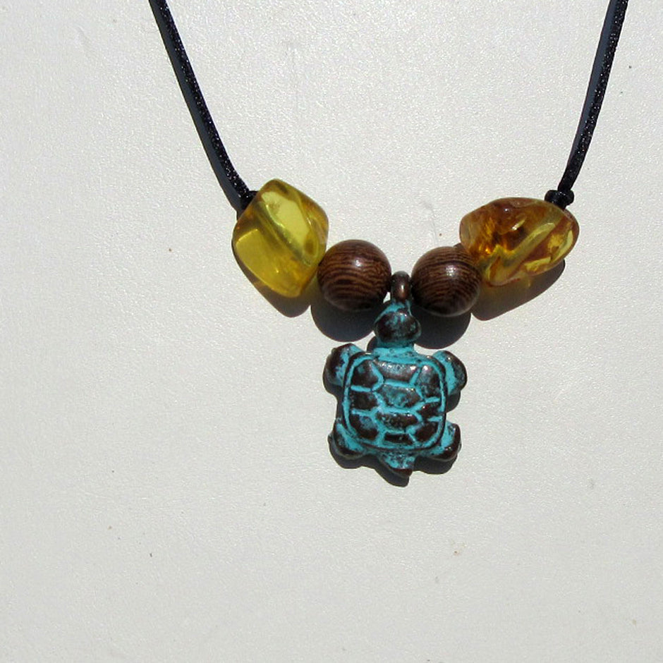 Kleine Schildkröte aus Kupfer mit Bernstein und Baumwollcollier