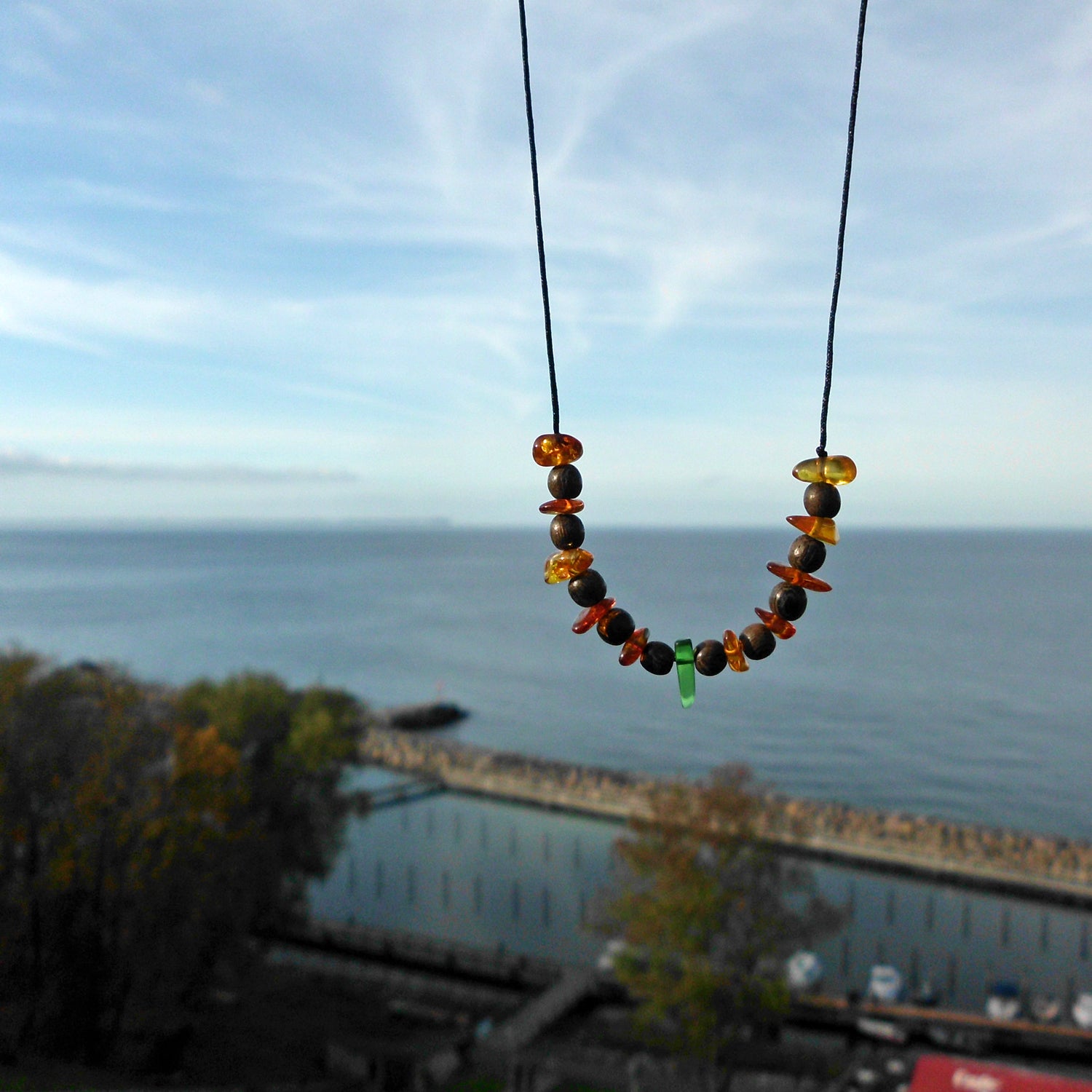 Einzelstück: Nyloncollier mit Bernstein und grünem Seeglas