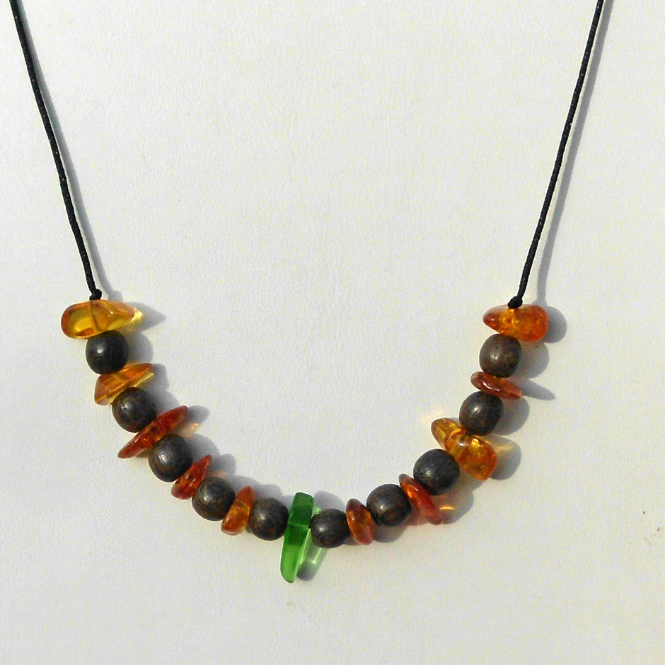 Einzelstück: Nyloncollier mit Bernstein und grünem Seeglas