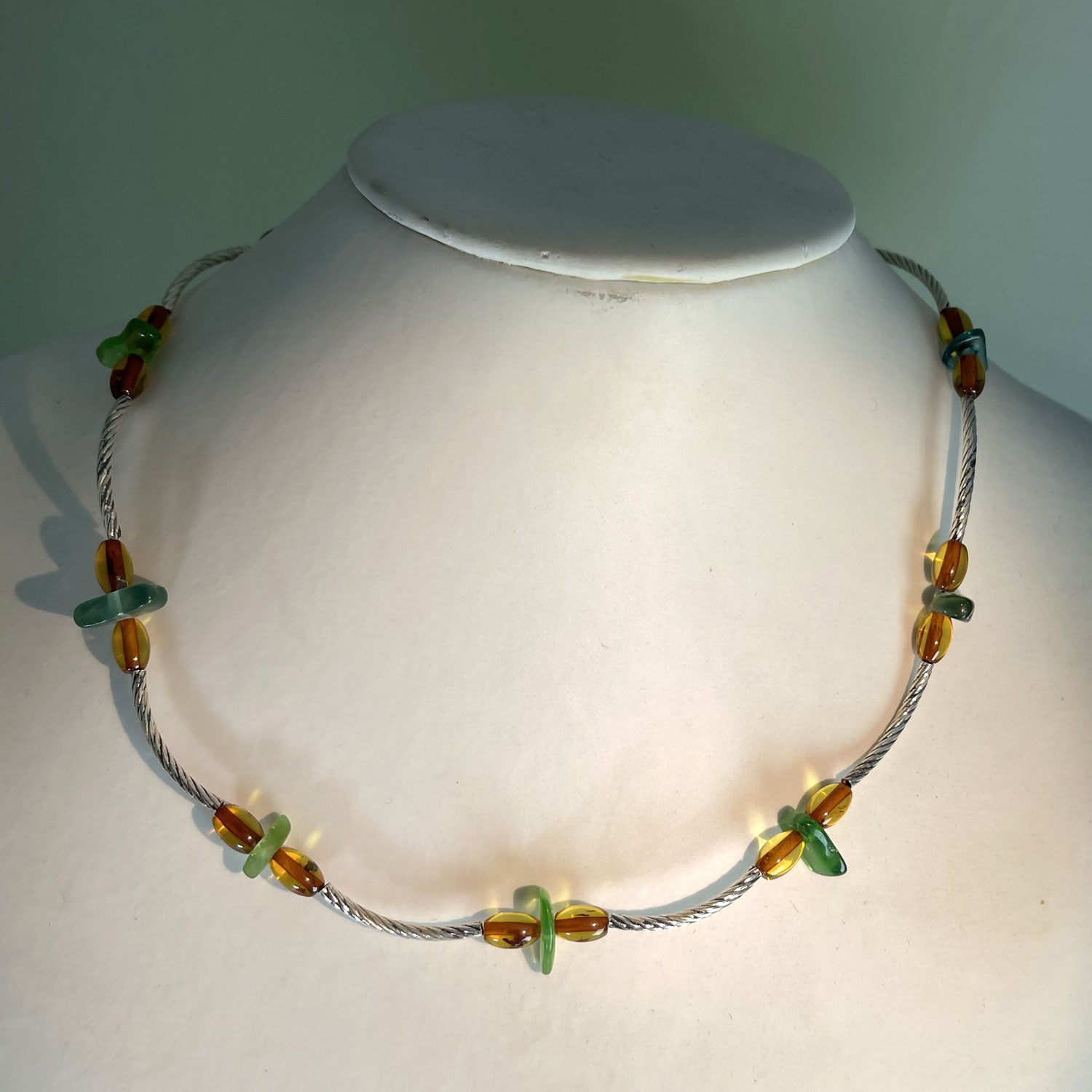 Elegantes Collier aus Bernstein, Seeglas und Silber