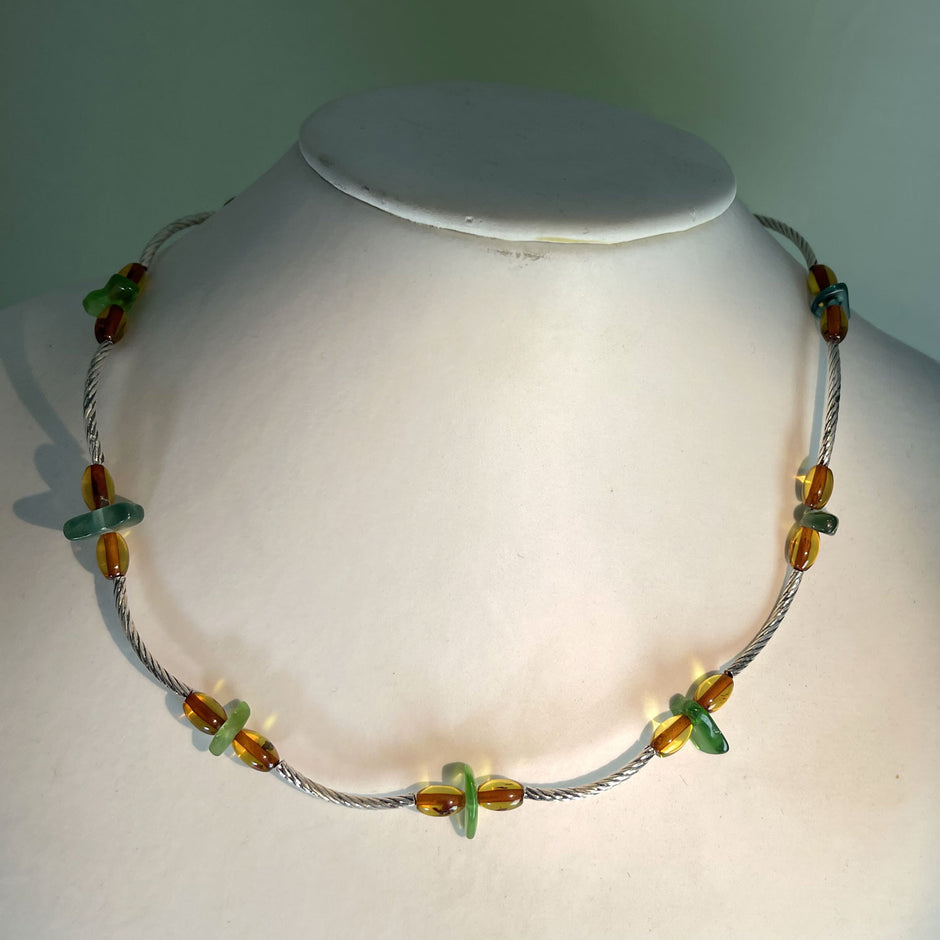 Elegantes Collier aus Bernstein, Seeglas und Silber