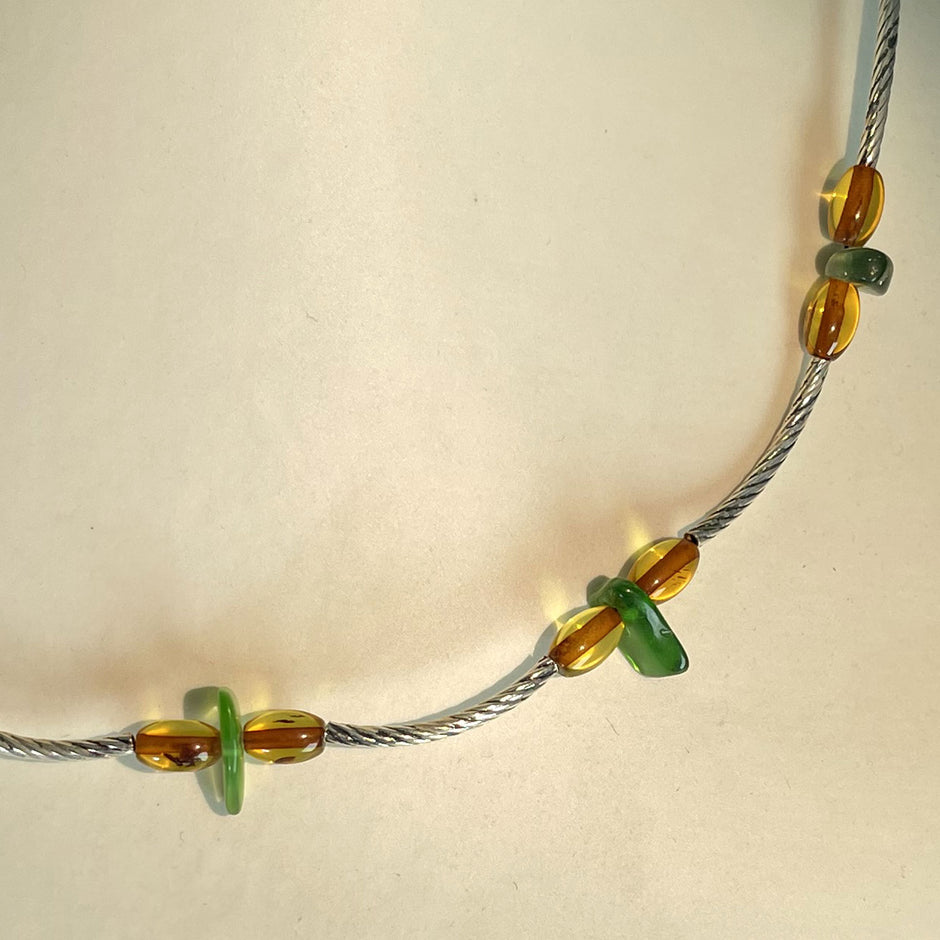 Elegantes Collier aus Bernstein, Seeglas und Silber