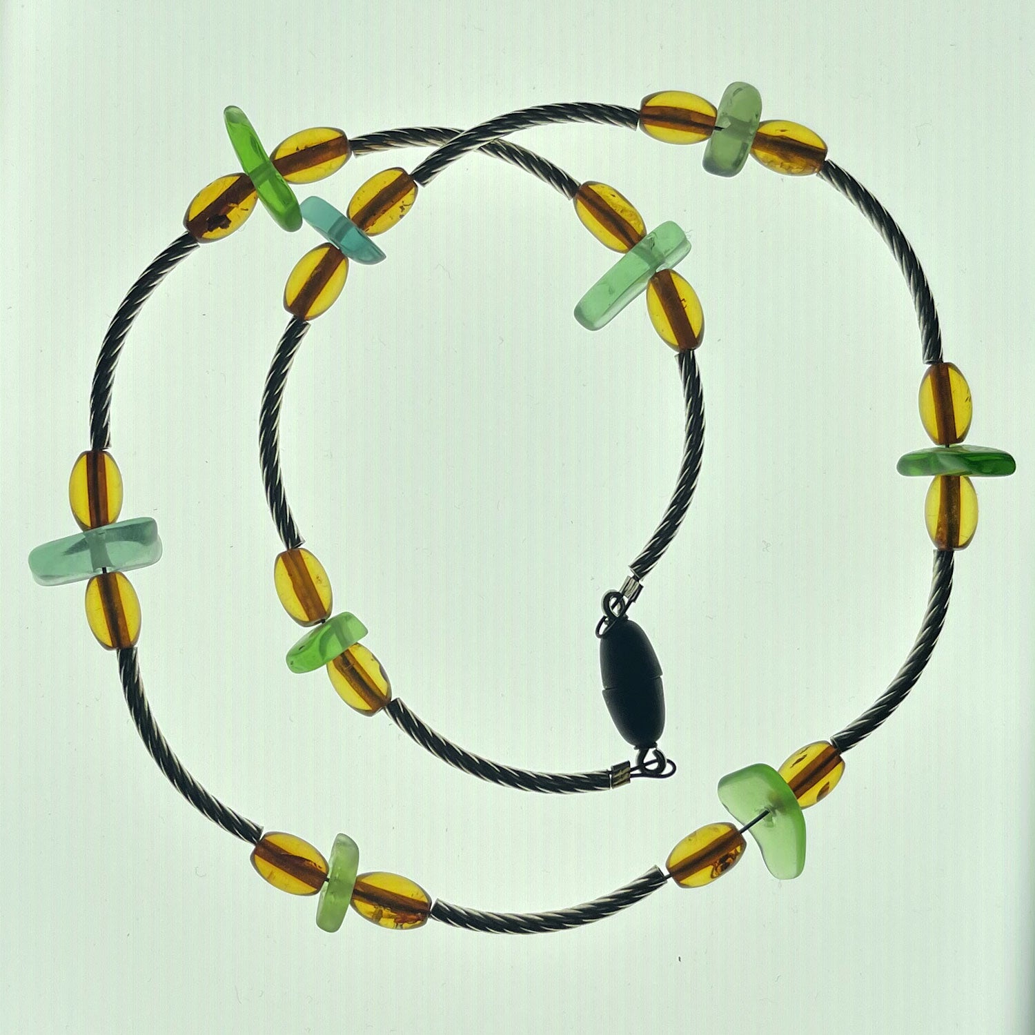 Elegantes Collier aus Bernstein, Seeglas und Silber