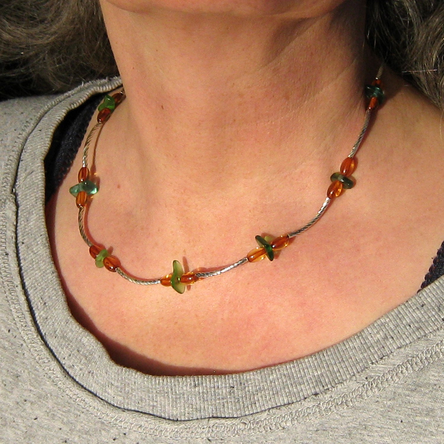 Elegantes Collier aus Bernstein, Seeglas und Silber