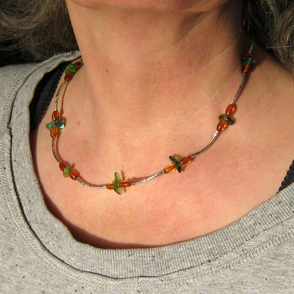 Elegantes Collier aus Bernstein, Seeglas und Silber