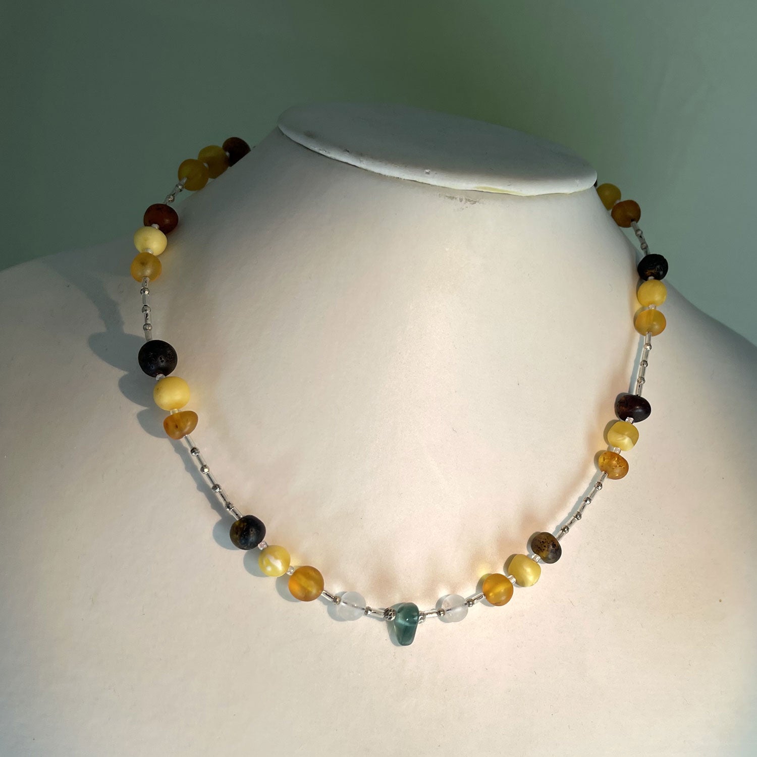 Collier mit unpolierten Bernsteinperlen und Seeglas