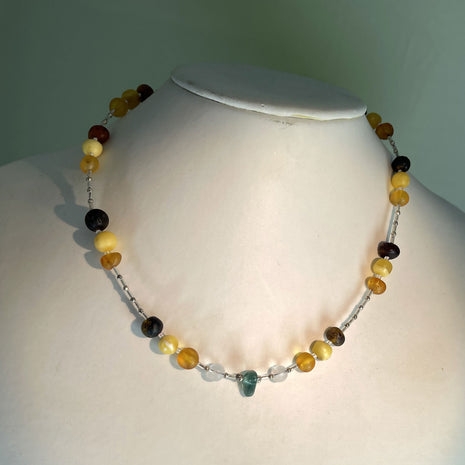 Collier mit unpolierten Bernsteinperlen und Seeglas