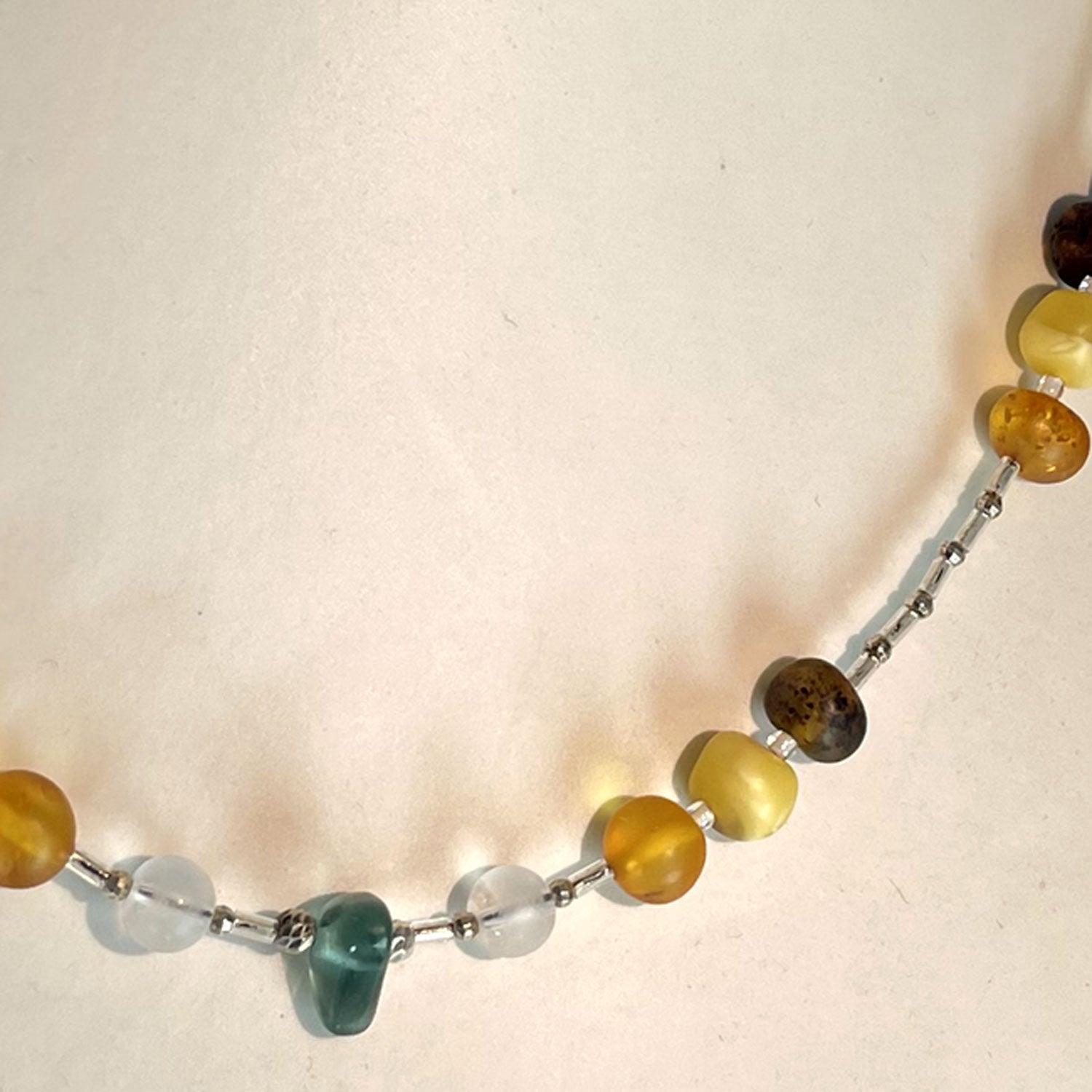 Collier mit unpolierten Bernsteinperlen und Seeglas