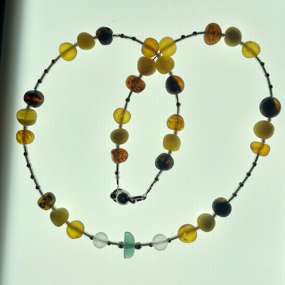 Collier mit unpolierten Bernsteinperlen und Seeglas