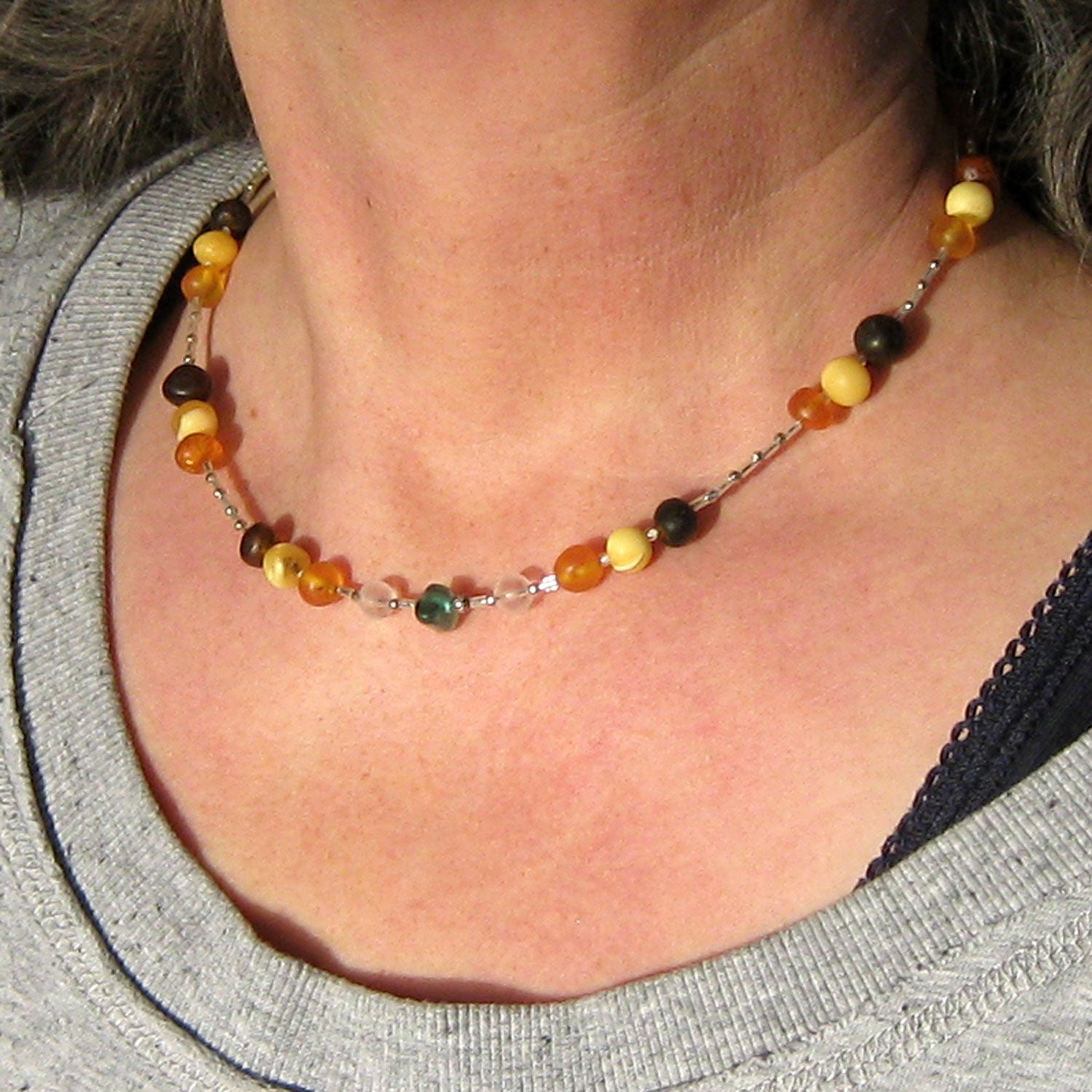 Collier mit unpolierten Bernsteinperlen und Seeglas