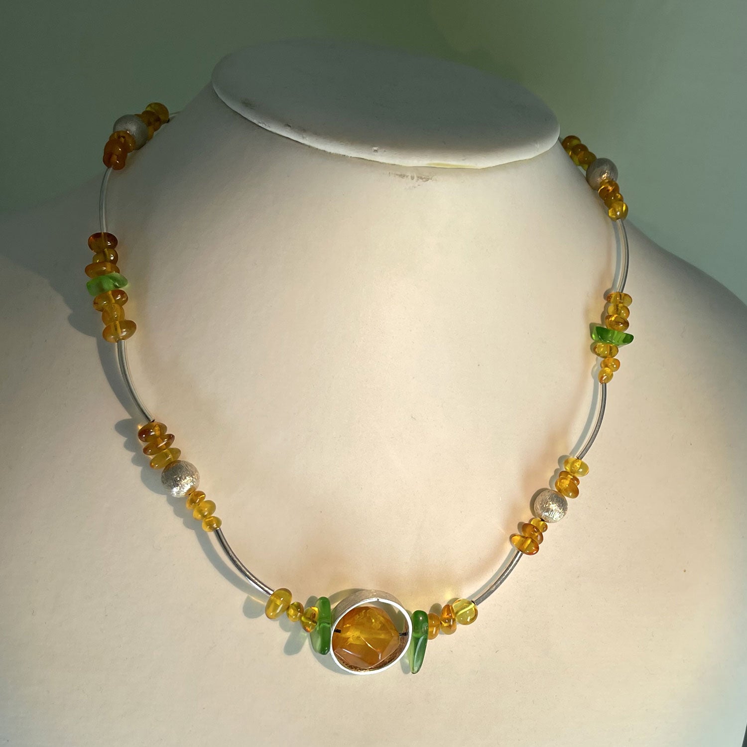 Elegantes Collier aus Bernstein und grünem Seeglas